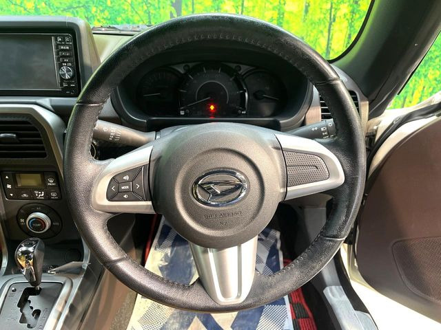 �C���e���A�ɍ��킹���f�U�C���̃X�e�A�����O�́A�^�]�������̂��Ƃ��l���A�^�]���₷���`��A�傫���ł��B�����x�A���ۂɐG���Ă��m���߂��������B