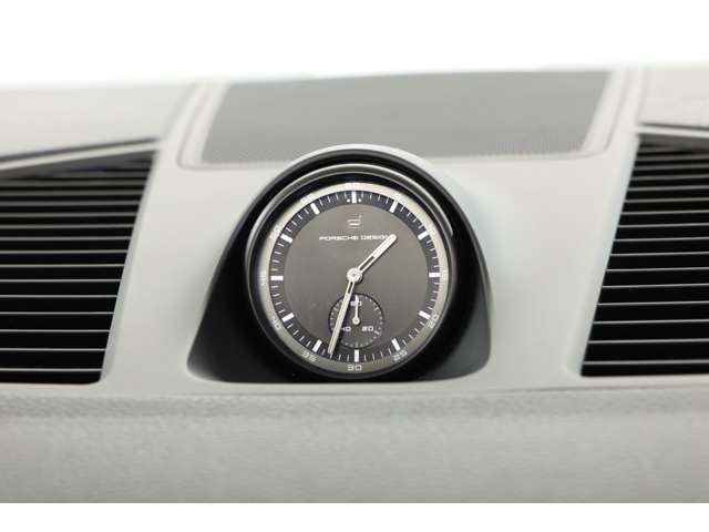 �O���F�͐l�C�̍����N�������ƂȂ��Ă���A�����̃V�[�g�x���g���N�������ɓ��ꂷ��Ȃǃ|���V�F�D���ɂ͂��܂�Ȃ��d�l�ƂȂ��Ă���܂��B