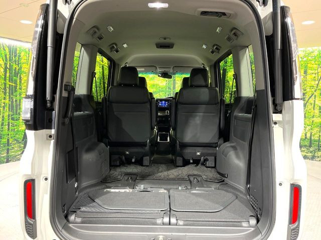 ���i�̂���������ʋ΁A���}���ɏ\���ȉ׎��X�y�[�X���m�ۂ��Ă���܂��B�Z�J���h�V�[�g��|���ƁA�傫�ȉו��̐ύڂ��\�ł���