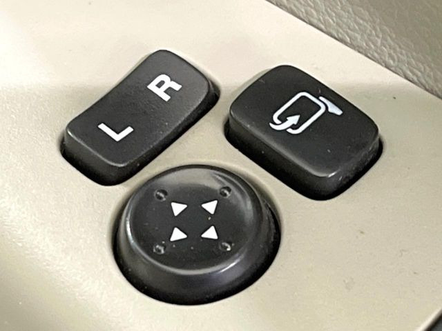 �y�d���i�[�~���[�z�T�C�h�~���[�͓d���i�[���ƂȂ��Ă���A�������ԏ�ł��L�Y�������X�N��}�����܂��B