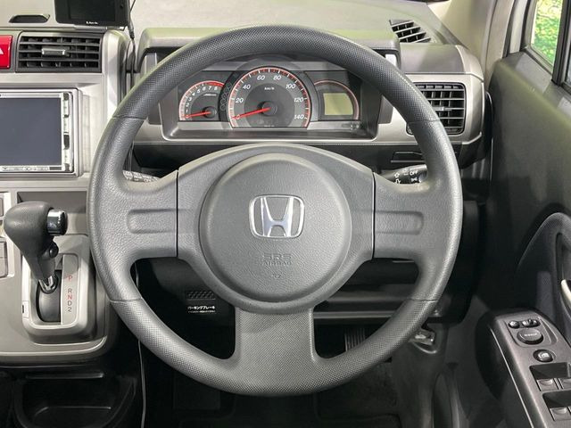 �C���e���A�ɍ��킹���f�U�C���̃X�e�A�����O�́A�^�]�������̂��Ƃ��l���A�^�]���₷���`��A�傫���ł��B�����x�A���ۂɐG���Ă��m���߂��������B