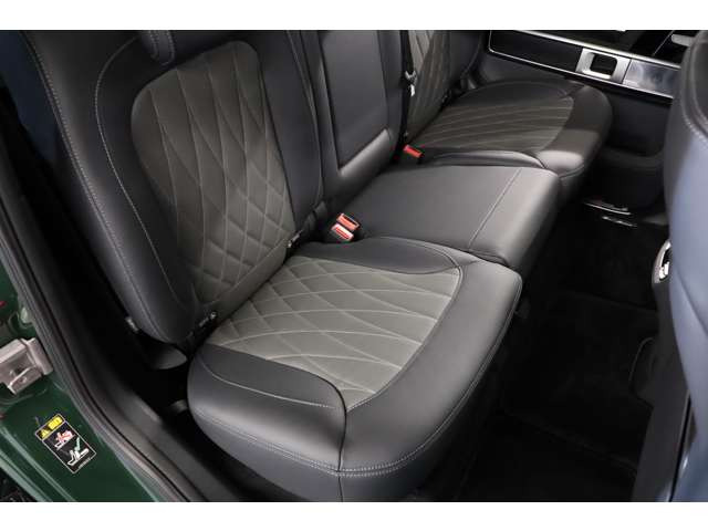 MANUFAKTUR��p�����������g�ݍ��킳�ꂽEdition Icon�B�ʏ�G450d�Ƃ͖��m�ɍ��ʉ����ꂽ�d�l�B