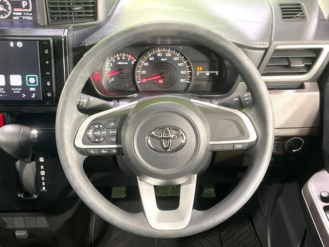 �C���e���A�ɍ��킹���f�U�C���̃X�e�A�����O�́A�^�]�������̂��Ƃ��l���A�^�]���₷���`��A�傫���ł��B�����x�A���ۂɐG���Ă��m���߂��������B