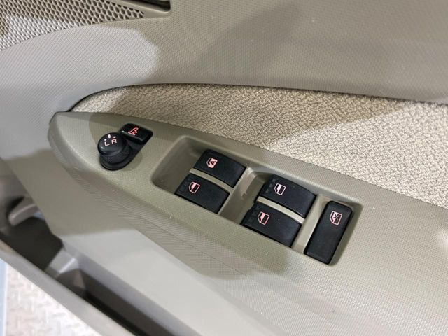 �y�d���i�[�~���[�z�T�C�h�~���[�͓d���i�[���ƂȂ��Ă���A�������ԏ�ł��L�Y�������X�N��}�����܂��B