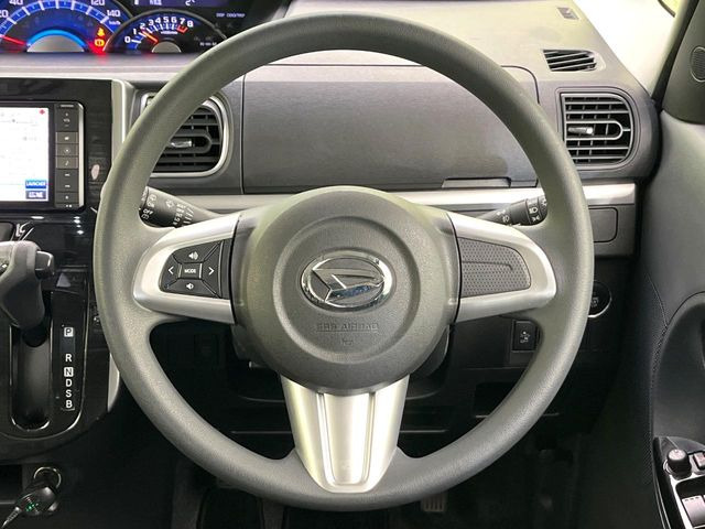 �C���e���A�ɍ��킹���f�U�C���̃X�e�A�����O�́A�^�]�������̂��Ƃ��l���A�^�]���₷���`��A�傫���ł��B�����x�A���ۂɐG���Ă��m���߂��������B