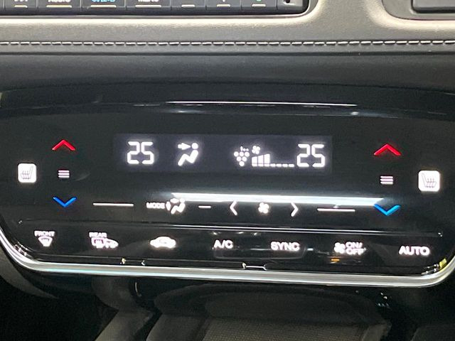 【オートエアコン】一度お好みの温度に設定すれば、車内の温度を検知し風量や温度を自動で調整。暑い&hellip;寒い&hellip;と何度もスイッチ操作をする必要はありません。快適な車内空間には必須の機能ですね♪