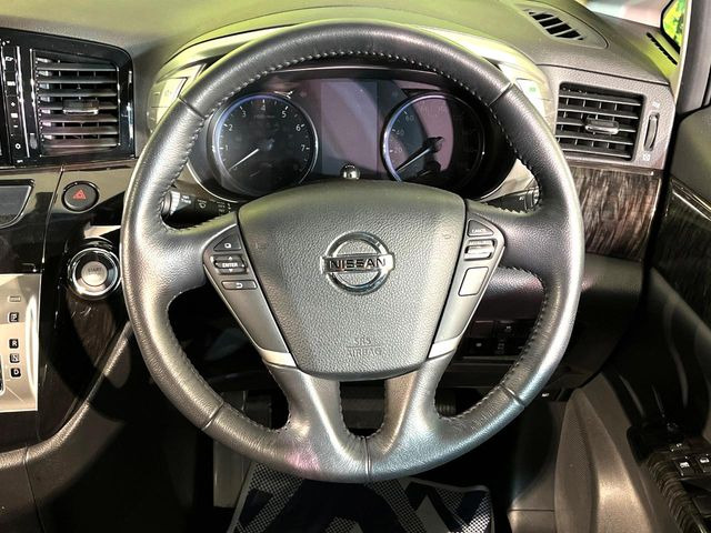 �y�����v�����X�e�A�����O�z�㎿�Ȋv���g�p���邱�ƂŁA��ɂ����������݂ƂĂ��^�]���₷���n���h���ł���