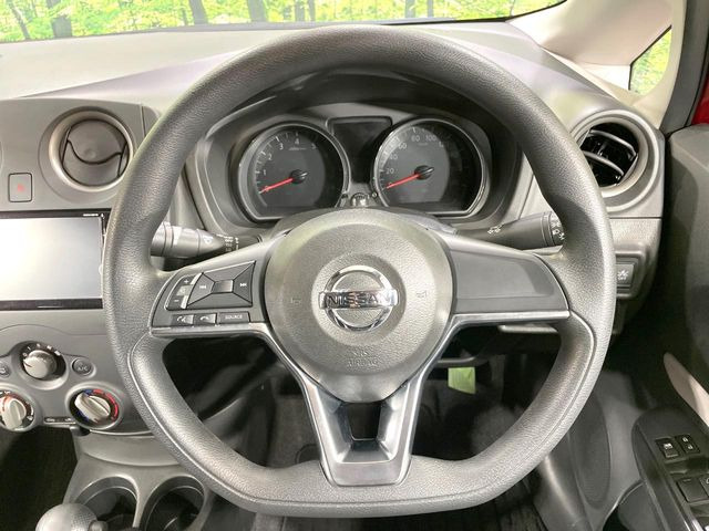 �C���e���A�ɍ��킹���f�U�C���̃X�e�A�����O�́A�^�]�������̂��Ƃ��l���A�^�]���₷���`��A�傫���ł��B�����x�A���ۂɐG���Ă��m���߂��������B