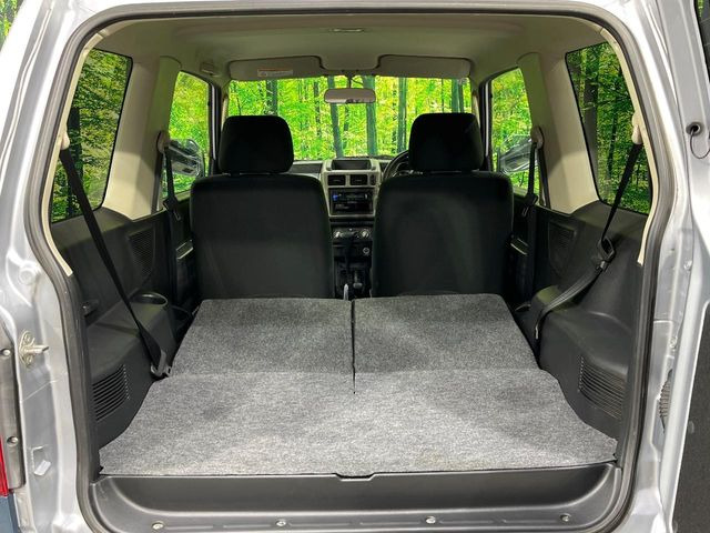 ���i�̂���������ʋ΁A���}���ɏ\���ȉ׎��X�y�[�X���m�ۂ��Ă���܂��B�Z�J���h�V�[�g��|���ƁA�傫�ȉו��̐ύڂ��\�ł���