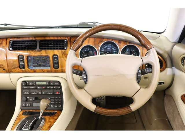 �X�e�A�����O�́A�㎿�ȃ��U�[�d�グ�ɂ���ɓ���݂₷���A���삷�邽�тɍ������������Ă��������܂��B�K�x�ȑ����Ɗ��炩�ȑ��슴���A���m�ň��S���̂���n���h�����O���������Ă��܂��B