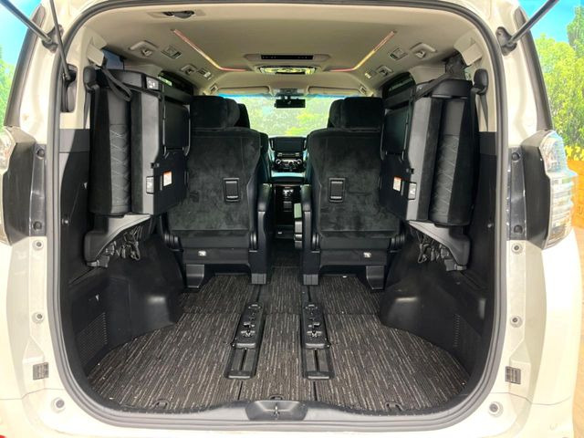 ���i�̂���������ʋ΁A���}���ɏ\���ȉ׎��X�y�[�X���m�ۂ��Ă���܂��B�Z�J���h�V�[�g��|���ƁA�傫�ȉו��̐ύڂ��\�ł���