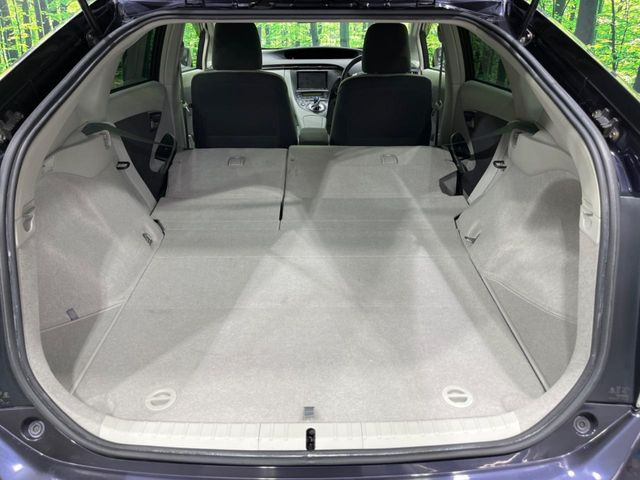 ���i�̂���������ʋ΁A���}���ɏ\���ȉ׎��X�y�[�X���m�ۂ��Ă���܂��B�Z�J���h�V�[�g��|���ƁA�傫�ȉו��̐ύڂ��\�ł���