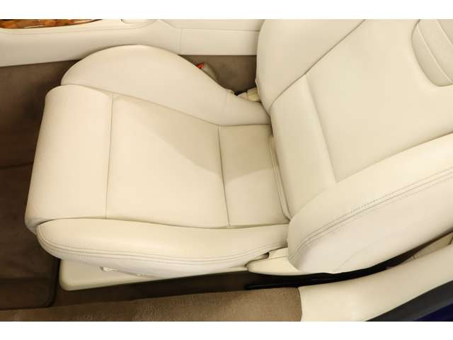 ����Ȃ́A�㎿�ȃA�C�{���[���U�[�ɕ�܂�A�������Ƃ��낰����K�ȋ�ԂƂȂ��Ă��܂��B����ւ̔z�����s���͂����݌v�ŁA���s�������肵������S�n��ۂ��A���悳�����ɂ��D��œ��ʂȎ��Ԃ�񋟂��܂��B