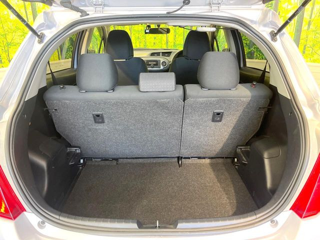 ���i�̂���������ʋ΁A���}���ɏ\���ȉ׎��X�y�[�X���m�ۂ��Ă���܂��B�Z�J���h�V�[�g��|���ƁA�傫�ȉו��̐ύڂ��\�ł���