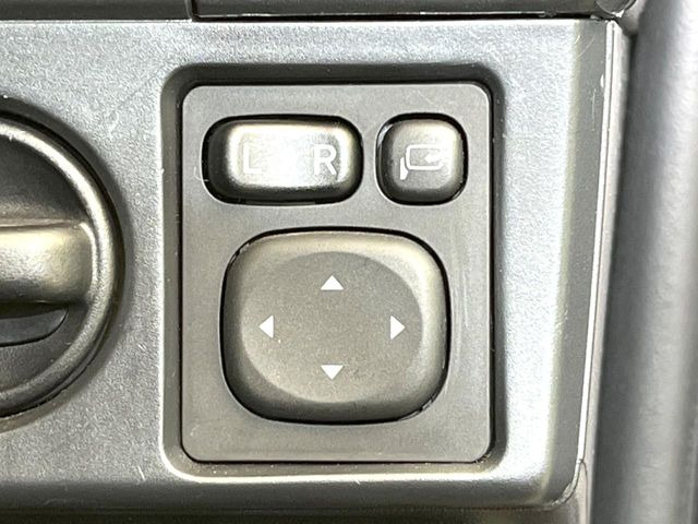 �y�d���i�[�~���[�z�T�C�h�~���[�͓d���i�[���ƂȂ��Ă���A�������ԏ�ł��L�Y�������X�N��}�����܂��B