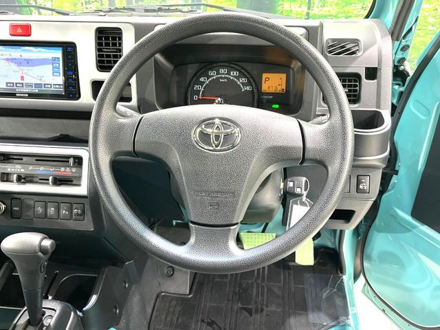 �C���e���A�ɍ��킹���f�U�C���̃X�e�A�����O�́A�^�]�������̂��Ƃ��l���A�^�]���₷���`��A�傫���ł��B�����x�A���ۂɐG���Ă��m���߂��������B