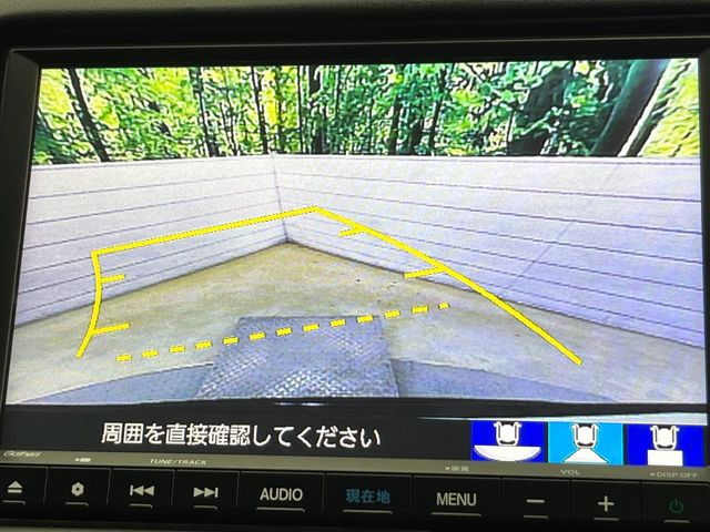 【バックカメラ】駐車時に後方がリアルタイム映像で確認できます。大型商業施設や立体駐車場での駐車時や、夜間のバック時に大活躍!運転スキルに関わらず、今や必須となった装備のひとつです!