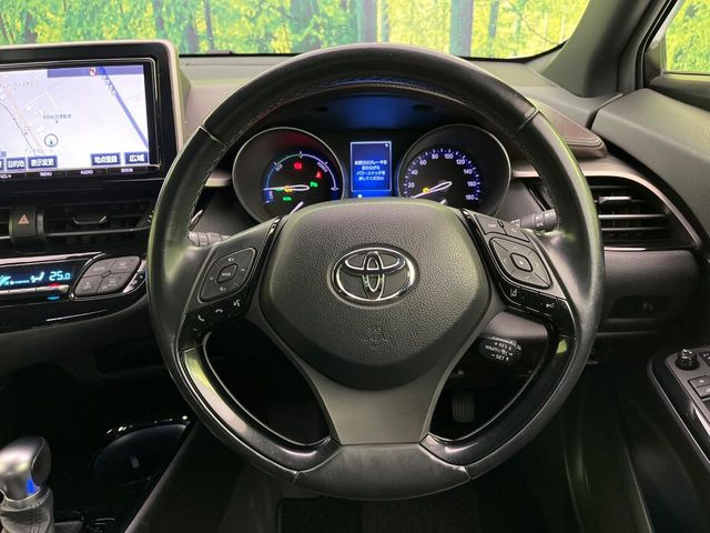 �C���e���A�ɍ��킹���f�U�C���̃X�e�A�����O�́A�^�]�������̂��Ƃ��l���A�^�]���₷���`��A�傫���ł��B�����x�A���ۂɐG���Ă��m���߂��������B