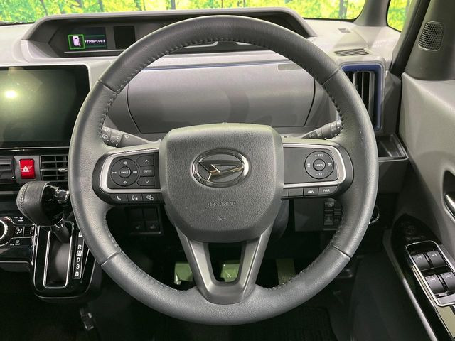 �C���e���A�ɍ��킹���f�U�C���̃X�e�A�����O�́A�^�]�������̂��Ƃ��l���A�^�]���₷���`��A�傫���ł��B�����x�A���ۂɐG���Ă��m���߂��������B