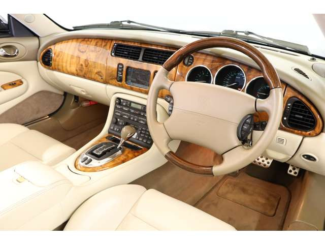 �A�C�{���[���U�[�C���e���A�́A���邭��i�ȐF�����ԓ��S�̂�D��ɉ��o���A�W���K�[�Ȃ�ł͂̍��������ۗ������Ă��܂��B�㎿�ȃ��U�[�̎����ƒ��J�Ȏd���Ăɂ��A��邽�тɓ��ʊ��𖡂���Ē����܂��B