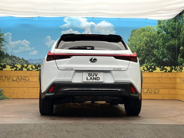 安心の最長10年・走行無制限保証(有償)をご用意。保証内容も充実はもちろん、無料点検&オイル交換や、年中無休の全国・24時間ロードサービスも付帯されておりますのでご安心下さい。