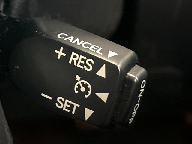 �y�N���[�Y�R���g���[���z�������H�����N���N���s�B�A�N�Z���𗣂��Ă���葬�x�ő��s���ł��A�������^�]���̕��S���y��!�����E�������ȒP�ȃX�C�b�`����Œ����ł��܂��B