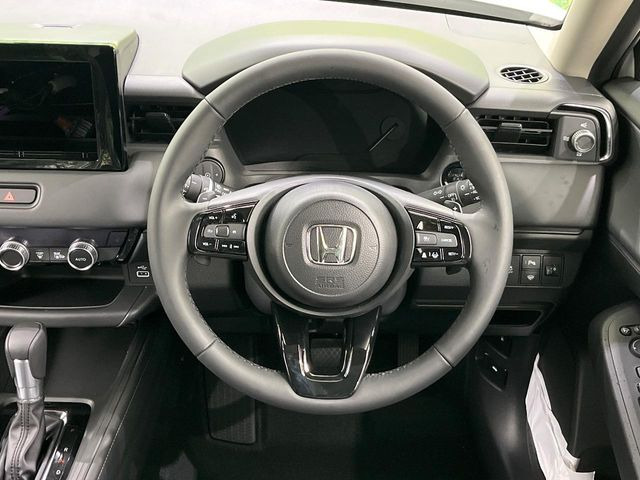 �C���e���A�ɍ��킹���f�U�C���̃X�e�A�����O�́A�^�]�������̂��Ƃ��l���A�^�]���₷���`��A�傫���ł��B�����x�A���ۂɐG���Ă��m���߂��������B