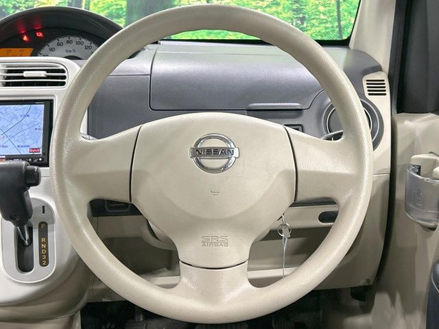 �C���e���A�ɍ��킹���f�U�C���̃X�e�A�����O�́A�^�]�������̂��Ƃ��l���A�^�]���₷���`��A�傫���ł��B�����x�A���ۂɐG���Ă��m���߂��������B