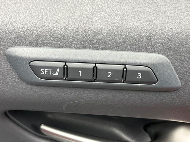 【メモリー機能付きパワーシート】ドライバーごとに設定したシート位置を記憶して、ボタン一つで切り替えできる便利な機能!運転する方が複数名いらっしゃるご家庭におすすめです♪