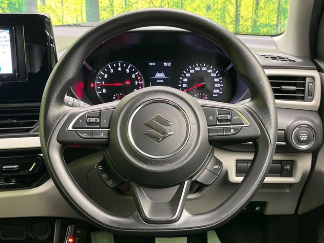 �C���e���A�ɍ��킹���f�U�C���̃X�e�A�����O�́A�^�]�������̂��Ƃ��l���A�^�]���₷���`��A�傫���ł��B�����x�A���ۂɐG���Ă��m���߂��������B