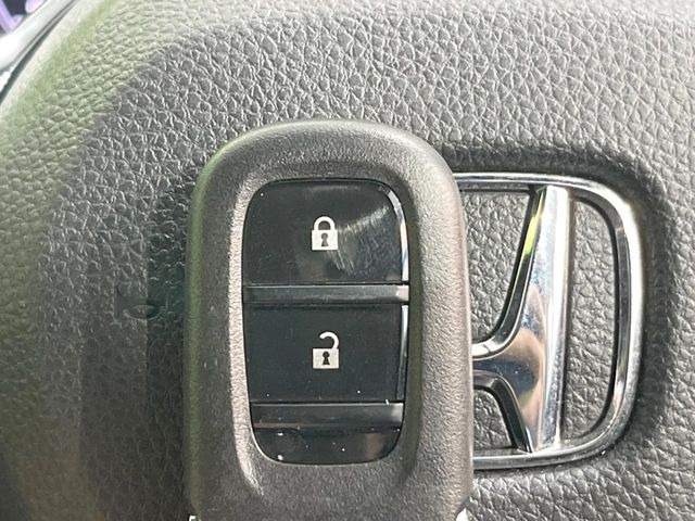 �yHonda�X�}�[�g�L�[�z�J�o����|�P�b�g�ɓ��ꂽ�܂܂ł��h�A�̎{���E�������\�ȃX�}�[�g�L�[�𑕔��B�G���W���̃I���E�I�t�����J�M�����o���K�v����������Ƃ��Ă��֗��ł���