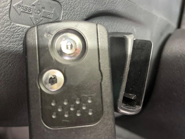 �yHonda�X�}�[�g�L�[�z�J�o����|�P�b�g�ɓ��ꂽ�܂܂ł��h�A�̎{���E�������\�ȃX�}�[�g�L�[�𑕔��B�G���W���̃I���E�I�t�����J�M�����o���K�v����������Ƃ��Ă��֗��ł���