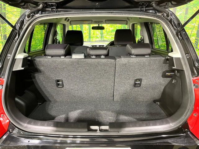 ���i�̂���������ʋ΁A���}���ɏ\���ȉ׎��X�y�[�X���m�ۂ��Ă���܂��B�Z�J���h�V�[�g��|���ƁA�傫�ȉו��̐ύڂ��\�ł���