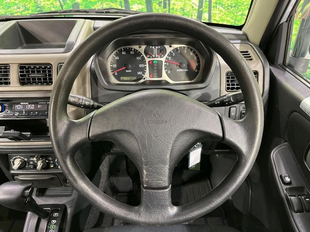 �C���e���A�ɍ��킹���f�U�C���̃X�e�A�����O�́A�^�]�������̂��Ƃ��l���A�^�]���₷���`��A�傫���ł��B�����x�A���ۂɐG���Ă��m���߂��������B