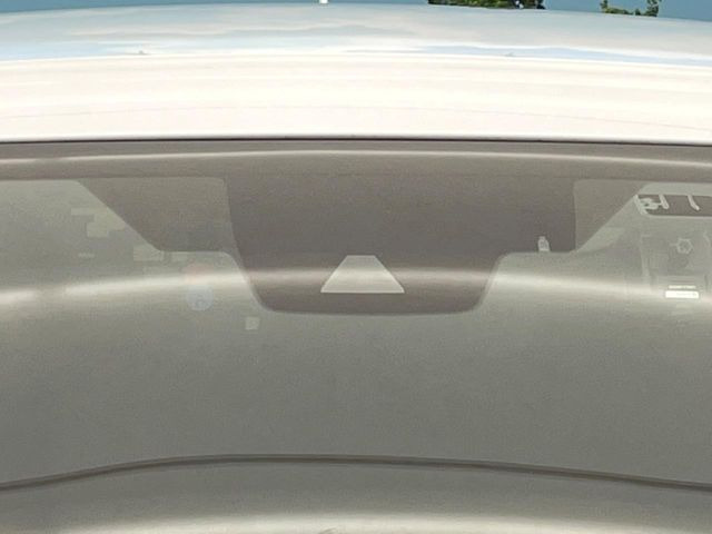 【プリクラッシュセーフティ】前方の車両等を検知し、衝突しそうな時は警報で注意を促し、ブレーキを踏む力をサポート。ブレーキを踏めなかった場合は衝突被害軽減ブレーキが作動、衝突回避をサポートします。