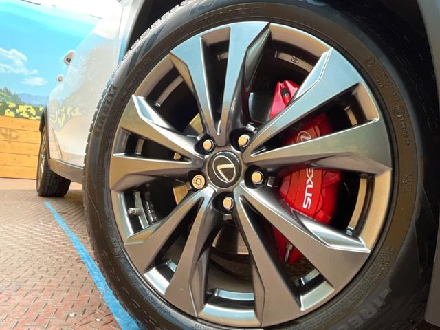 【グレード専用純正18インチアルミホイール】デザイン性の高い純正アルミホイールを装着しております。各種社外アルミホイールや、スタッドレスタイヤも取扱いしております。是非ご相談ください♪