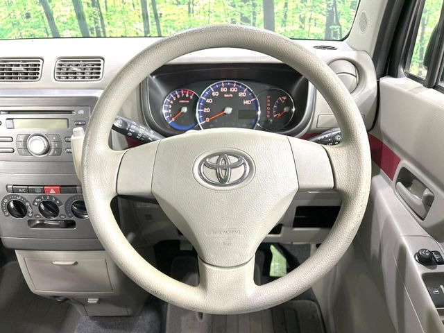 �C���e���A�ɍ��킹���f�U�C���̃X�e�A�����O�́A�^�]�������̂��Ƃ��l���A�^�]���₷���`��A�傫���ł��B�����x�A���ۂɐG���Ă��m���߂��������B