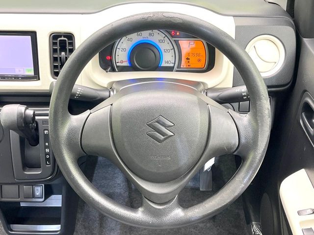 �C���e���A�ɍ��킹���f�U�C���̃X�e�A�����O�́A�^�]�������̂��Ƃ��l���A�^�]���₷���`��A�傫���ł��B�����x�A���ۂɐG���Ă��m���߂��������B