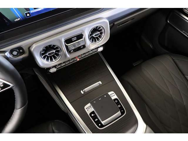 �����Z�f�X�E�x���c�炵�������f�U�C���̃Z���^�[�R���\�[���B���s���[�h��e�푀��n���W�񂵁A�������Ɛ�i�������˔��������쐫�������B