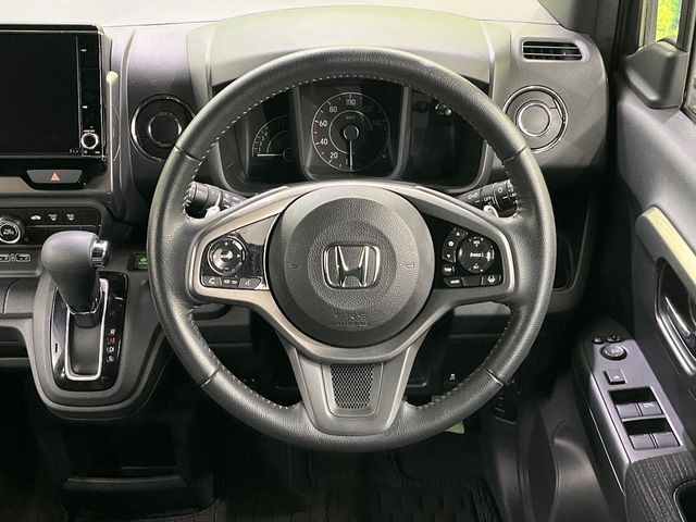 �C���e���A�ɍ��킹���f�U�C���̃X�e�A�����O�́A�^�]�������̂��Ƃ��l���A�^�]���₷���`��A�傫���ł��B�����x�A���ۂɐG���Ă��m���߂��������B