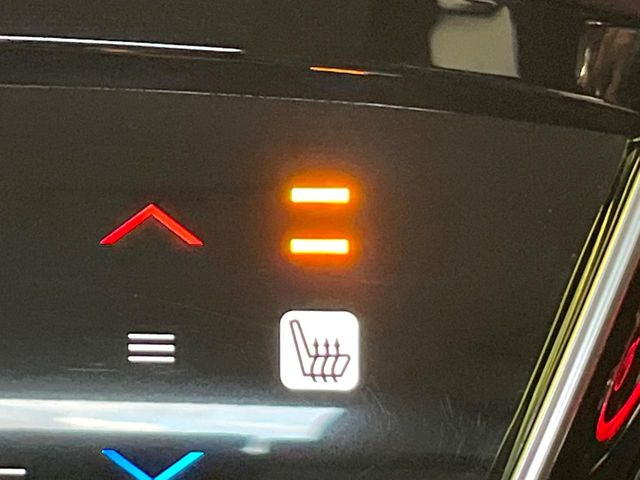 【シートヒーター】寒い日に重宝するシートヒーター!エアコンより早く温まってくれるので寒がりの人も安心ですね♪エアコンの温風は乾燥するから苦手、という方にもをおすすめです。