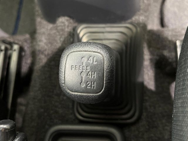 �y�h���C�u���[�h�Z���N�^�[�z�_�C������ŊȒP�Ƀ��[�h�ؑւ��\���R��d����2WD���[�h����A�ᓹ��{�i�I�ȃI�t���[�h�ł������4WD LOCK���[�h�܂ŁA���L���g�����ɑΉ����Ă��܂��B