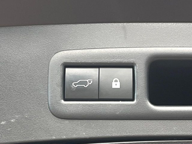 【パワーバックドア】スマートキーや運転席のボタンを押すだけでリアゲートが自動で開閉します!荷物を持っている時や、高い位置にあるバックドアを閉める際に便利な機能です♪