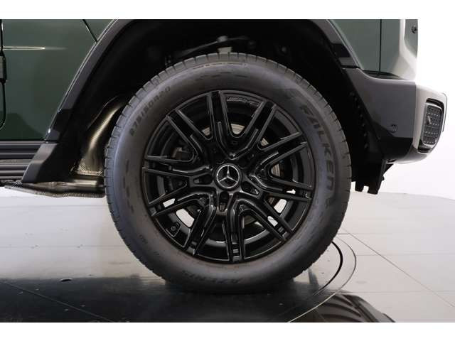 AMG20�C���`AMG�z�C�[��(RN8)�𑕒��BG�N���X�̗͋����{�f�B�Ƀ}�b�`���锗�͂���f�U�C���ŁA���s���萫�ƃX�|�[�e�B�Ȉ�ۂ����߂Ă��܂��B