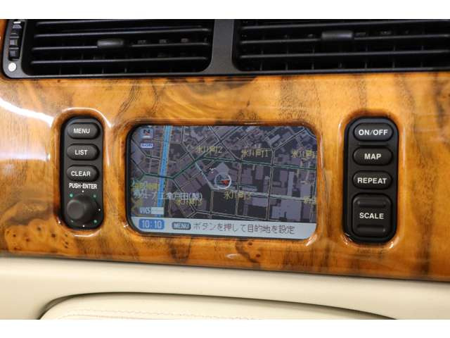 �N�������������鏃���i�r�ł����A���s�ɕK�v�ȋ@�\�͏\���ɔ����Ă���A������V���v���Ŏg���₷���d�l�ł��B�����̕��͋C�Ɏ��R�ɓ���݁A�ԗ��S�̂̕i�i�𑹂Ȃ�Ȃ��݌v�ƂȂ��Ă��܂��B