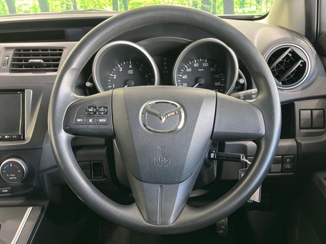 �C���e���A�ɍ��킹���f�U�C���̃X�e�A�����O�́A�^�]�������̂��Ƃ��l���A�^�]���₷���`��A�傫���ł��B�����x�A���ۂɐG���Ă��m���߂��������B