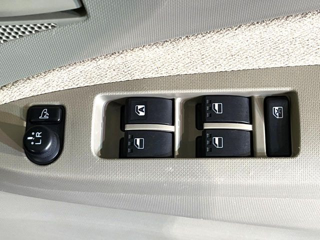 �y�d���i�[�~���[�z�T�C�h�~���[�͓d���i�[���ƂȂ��Ă���A�������ԏ�ł��L�Y�������X�N��}�����܂��B