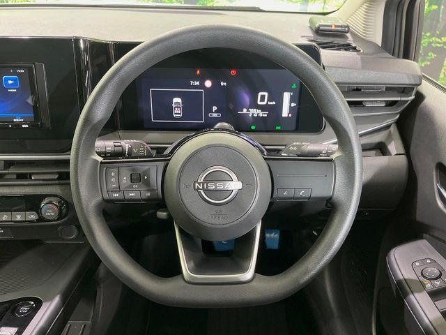 �C���e���A�ɍ��킹���f�U�C���̃X�e�A�����O�́A�^�]�������̂��Ƃ��l���A�^�]���₷���`��A�傫���ł��B�����x�A���ۂɐG���Ă��m���߂��������B