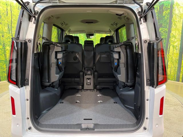 ���i�̂���������ʋ΁A���}���ɏ\���ȉ׎��X�y�[�X���m�ۂ��Ă���܂��B�Z�J���h�V�[�g��|���ƁA�傫�ȉו��̐ύڂ��\�ł���