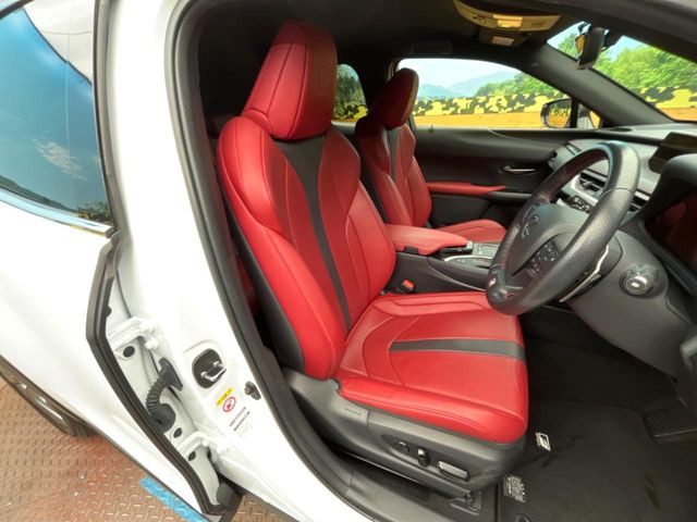 【専用スポーツシート】ホールド性に優れ、カーブ時の体が流れを抑制してくれます。また、体にフィットするから腰や背中が疲れにくく、ロングドライブや高速走行でも快適にお過ごしいただけます♪